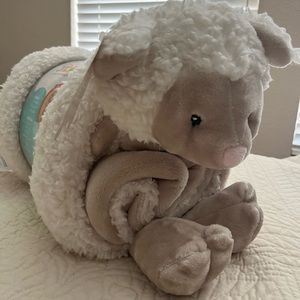 Snuggle me Sherpa lamb plush/blanket NWT